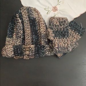 An icecap with its gloves